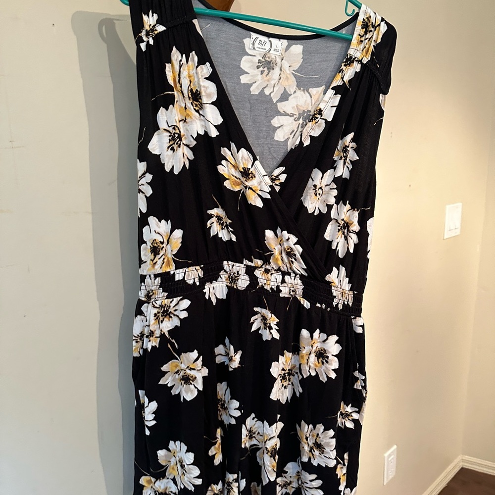 Maurices sleeveless black/floral romper women’s size large — perfect for summer